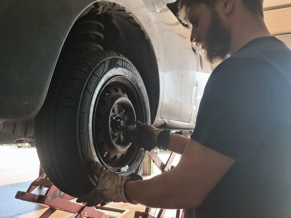 Cambiando un neumático en el taller de SASAM en Alcorcón